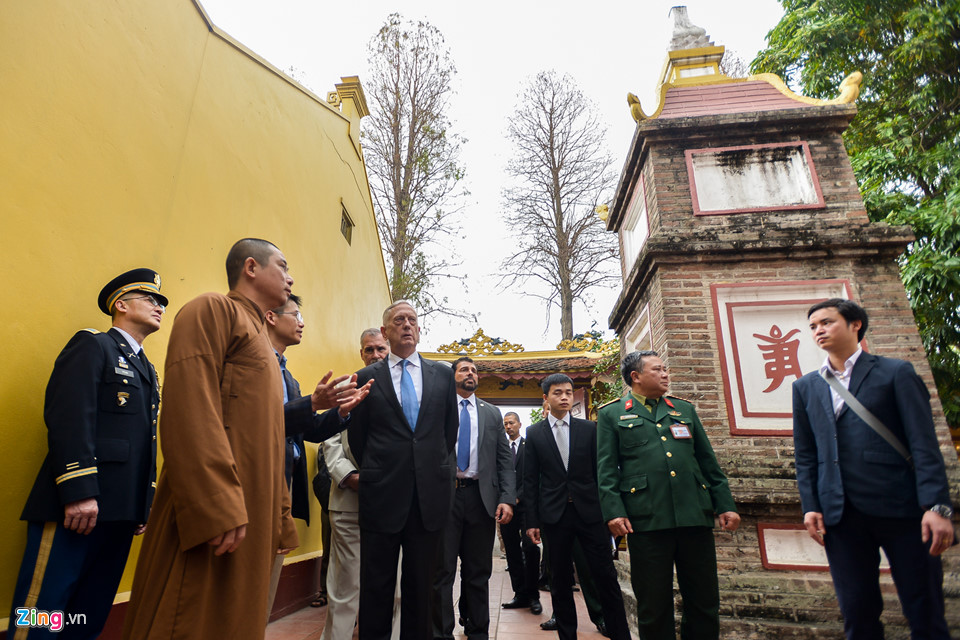 Bộ trưởng Quốc phòng Mỹ James Mattis đến thăm chùa Trấn Quốc